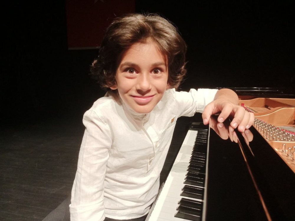 4 yaşında piyano çalmayı öğrendi! Minik ali Ali ödüle doymuyor