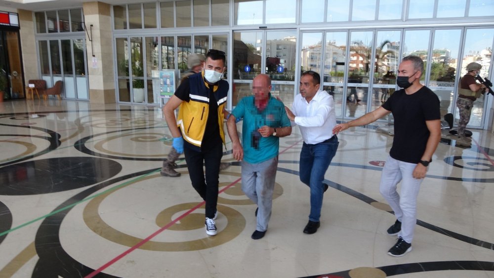 Antalya'da dehşet anları! Önce kendini kesti sonra rehin aldı