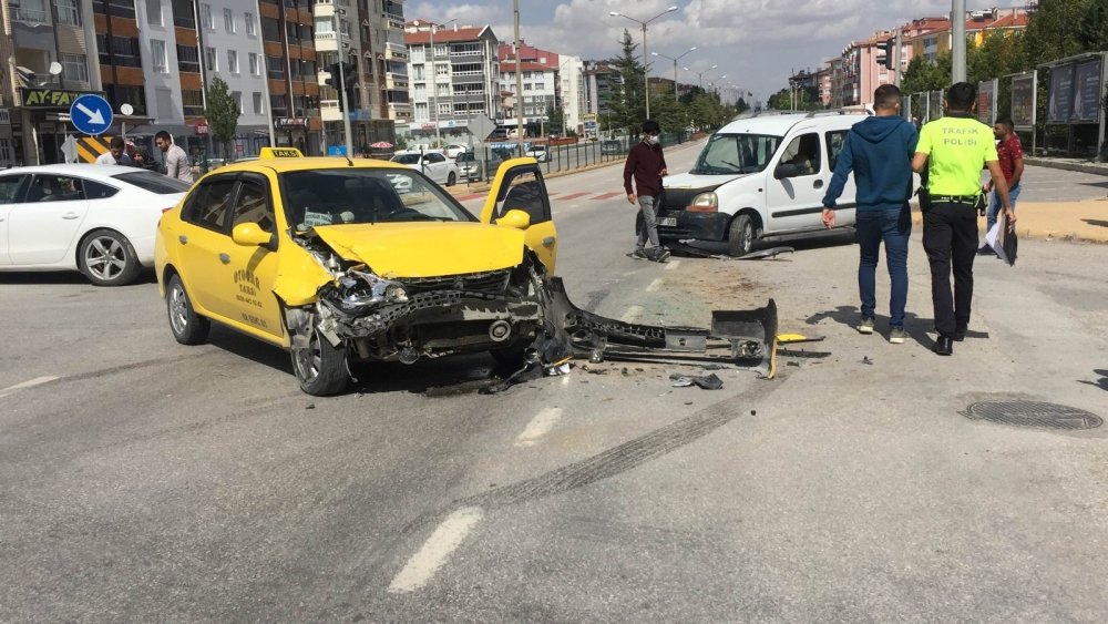 Konya'da taksi ticari araç ile çarpıştı! 2 yaralı