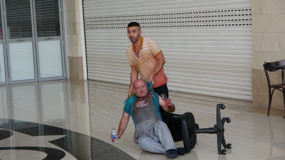 Ustabaşının boğazına bıçak dayayan garsonun ifadesi ortaya çıktı!