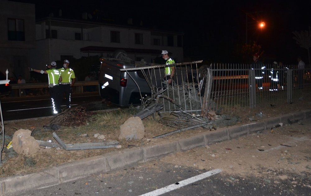 Turgutlu'da minibüs takla atıp karşı şeride geçti! 3'ü çocuk 5 yaralı