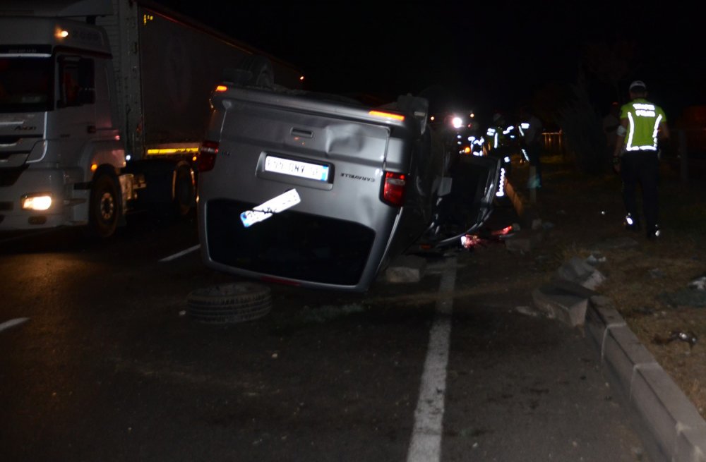 Turgutlu'da minibüs takla atıp karşı şeride geçti! 3'ü çocuk 5 yaralı