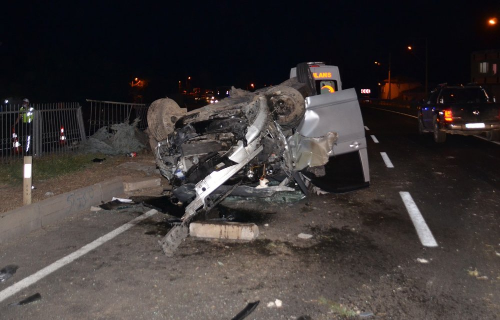 Turgutlu'da minibüs takla atıp karşı şeride geçti! 3'ü çocuk 5 yaralı