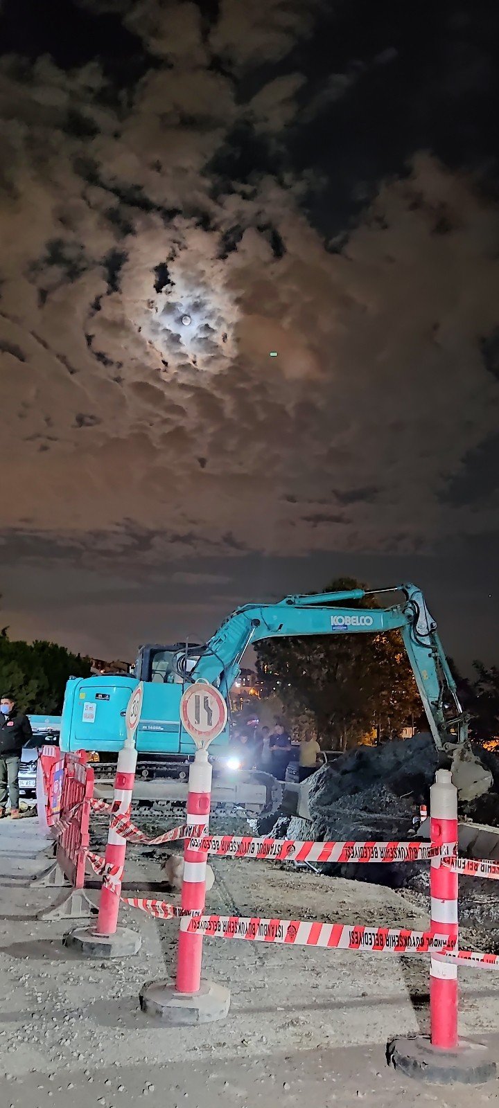 Eyupsultan'da kanalizasyon çalışmasında toprak kaydı! 1 işçi yaralandı
