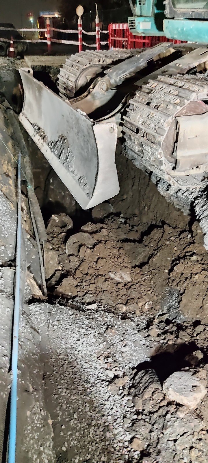 Eyupsultan'da kanalizasyon çalışmasında toprak kaydı! 1 işçi yaralandı