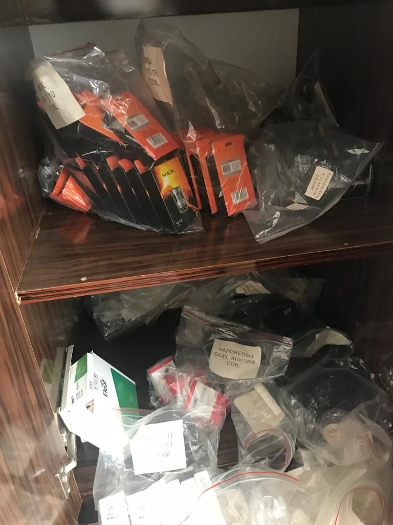 Kaçak elektronik sigara imalathanesine operasyon