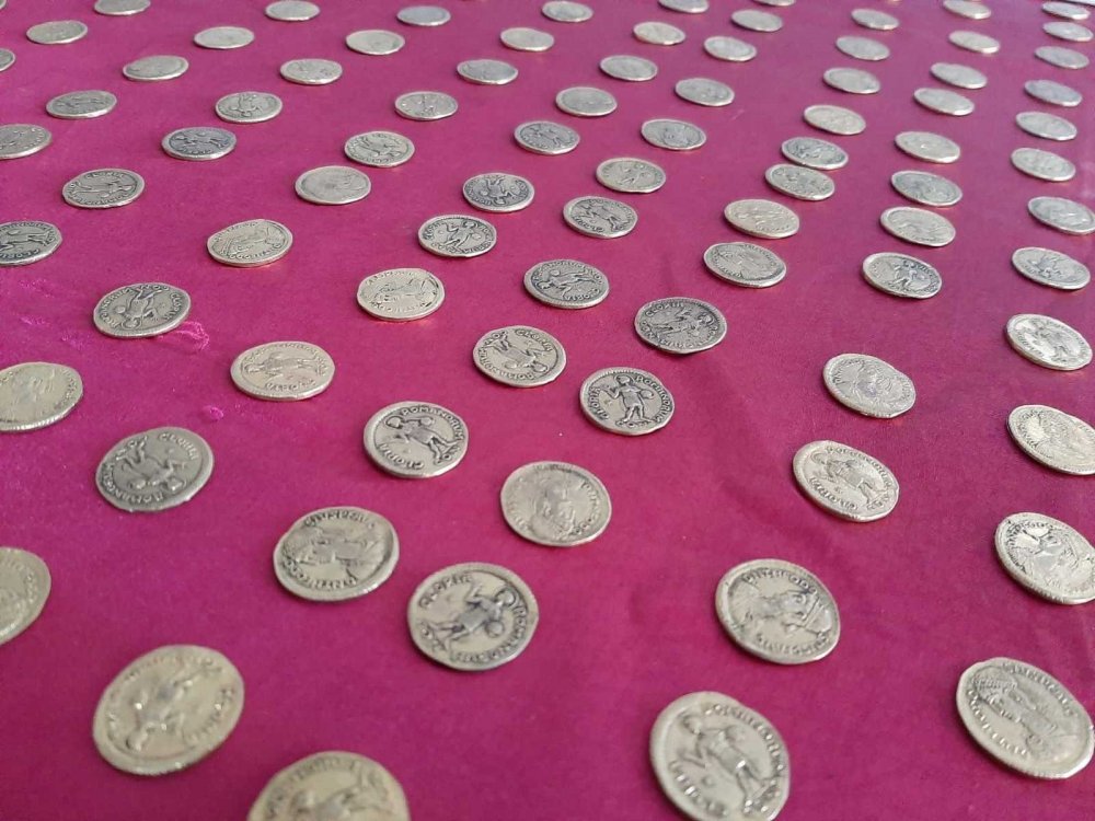 Kumluca'da Roma dönemine ait 556 adet sikke yakalandı