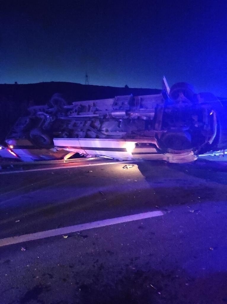 Antalya'ya kız istemeye gidiyorlardı! Konya'da devrilen minibüste 3'ü ağır 15 kişi yaralandı