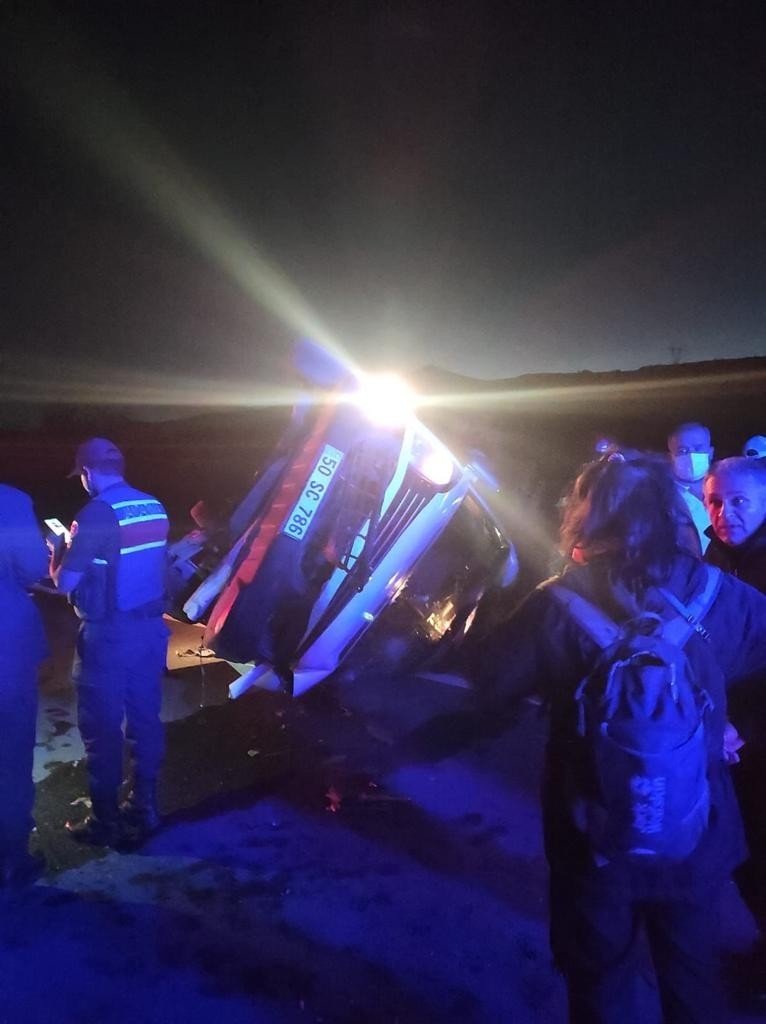 Antalya'ya kız istemeye gidiyorlardı! Konya'da devrilen minibüste 3'ü ağır 15 kişi yaralandı