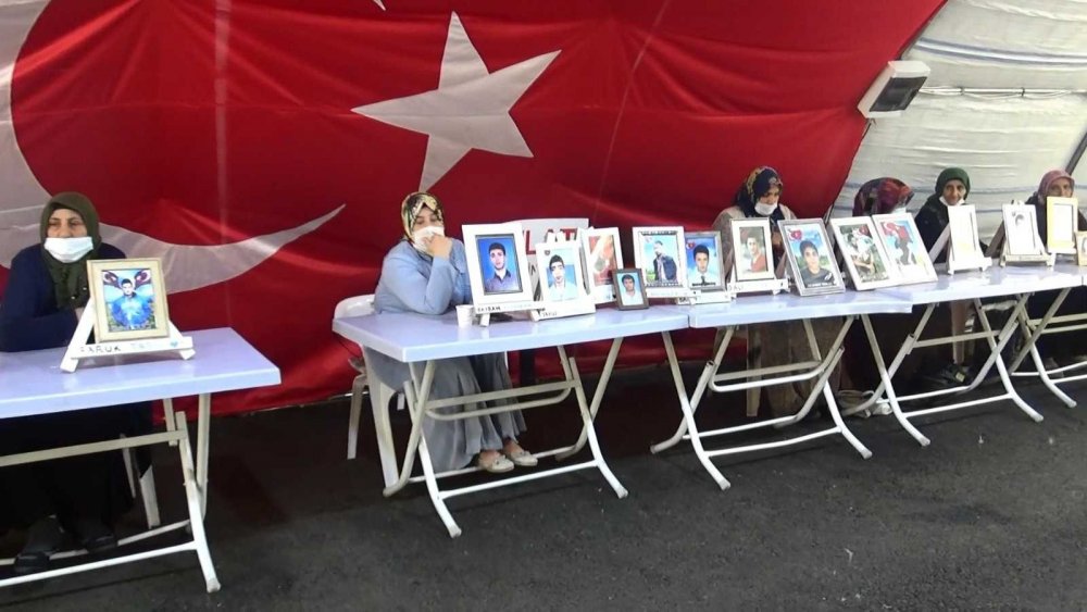Evlat nöbetindeki anne Ayten Elhaman: HDP'nin bir kapısı meclise diğer kapısı ise Kandil'e çıkıyor