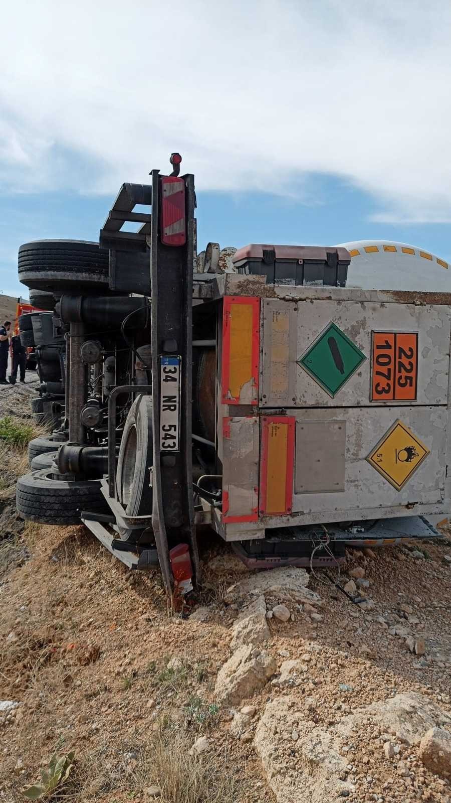 Konya yolunda akaryakıt yüklü tanker devrildi! 1 yaralı
