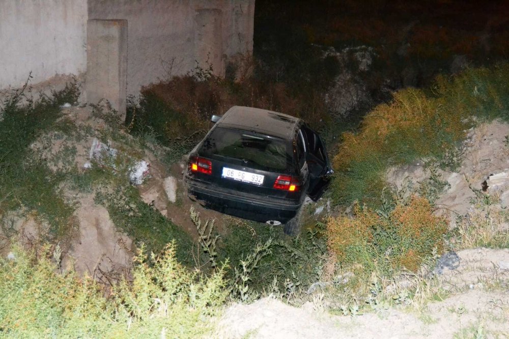 Konya'da otomobil 2 buçuk metrelik çukura uçtu