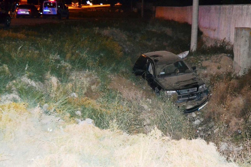 Konya'da otomobil 2 buçuk metrelik çukura uçtu