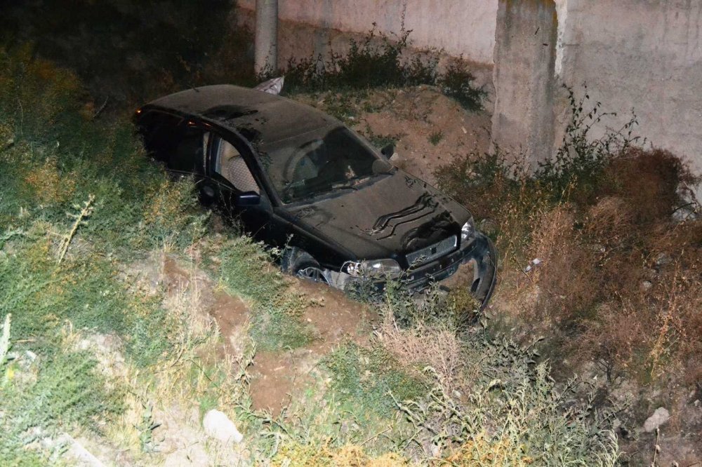 Konya'da otomobil 2 buçuk metrelik çukura uçtu