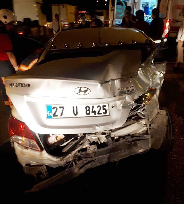 Otobüs otomobile arkadan çarptı! Araçta sıkışan 2 kız kardeş yaralandı