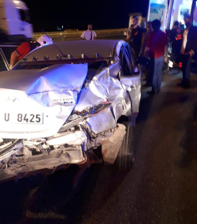 Otobüs otomobile arkadan çarptı! Araçta sıkışan 2 kız kardeş yaralandı