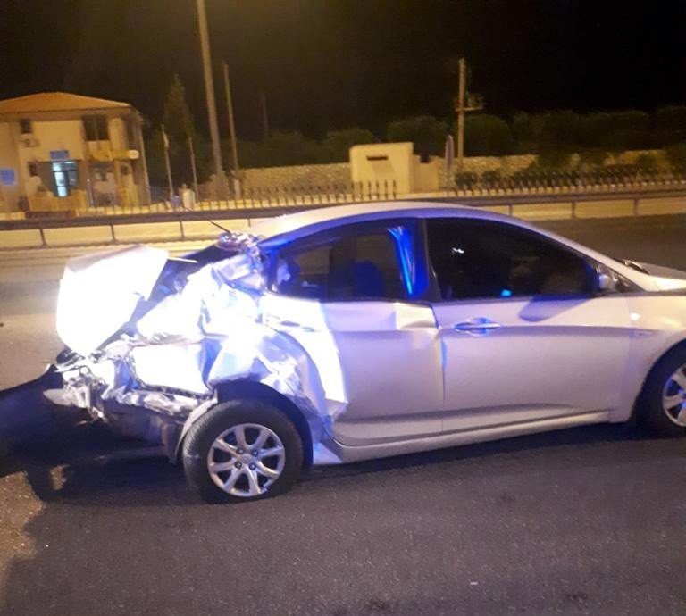 Otobüs otomobile arkadan çarptı! Araçta sıkışan 2 kız kardeş yaralandı