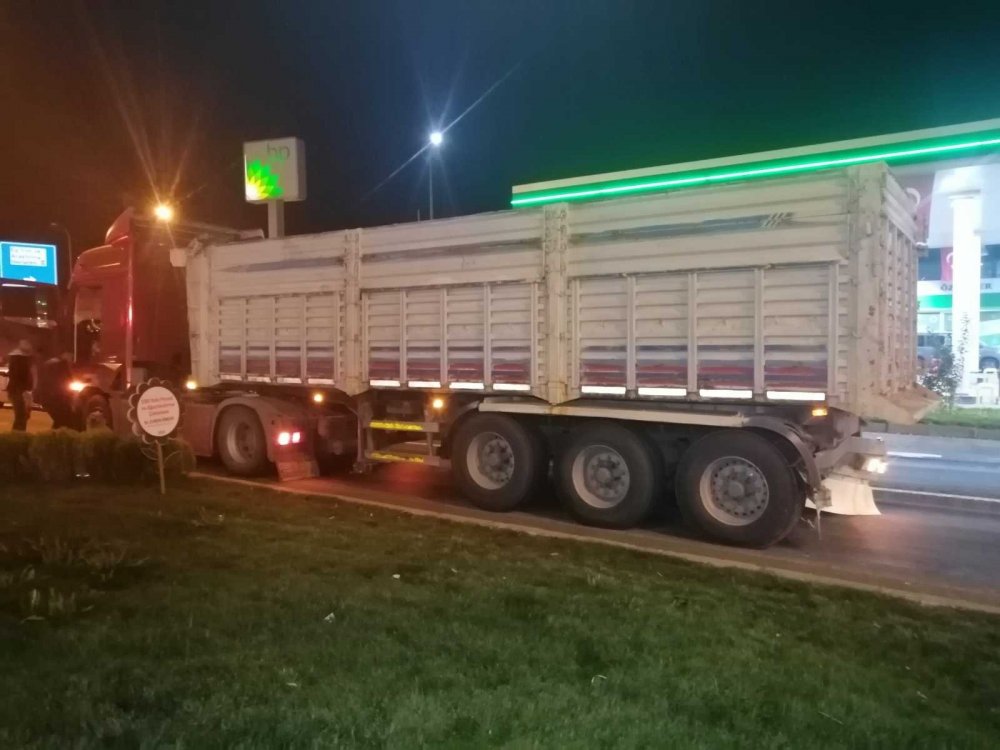 Alkollü sürücü Aksaray'da kırmızı ışıkta bekleyen tıra çarptı! 1 yaralı