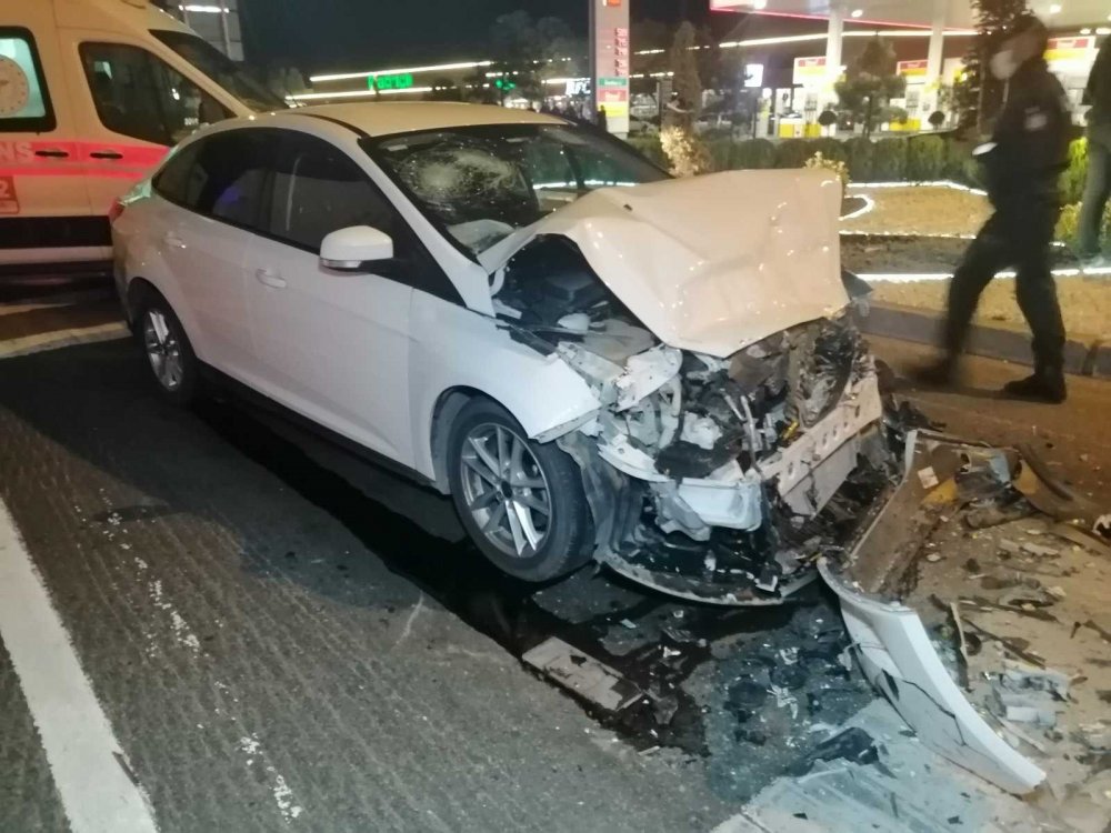 Alkollü sürücü Aksaray'da kırmızı ışıkta bekleyen tıra çarptı! 1 yaralı