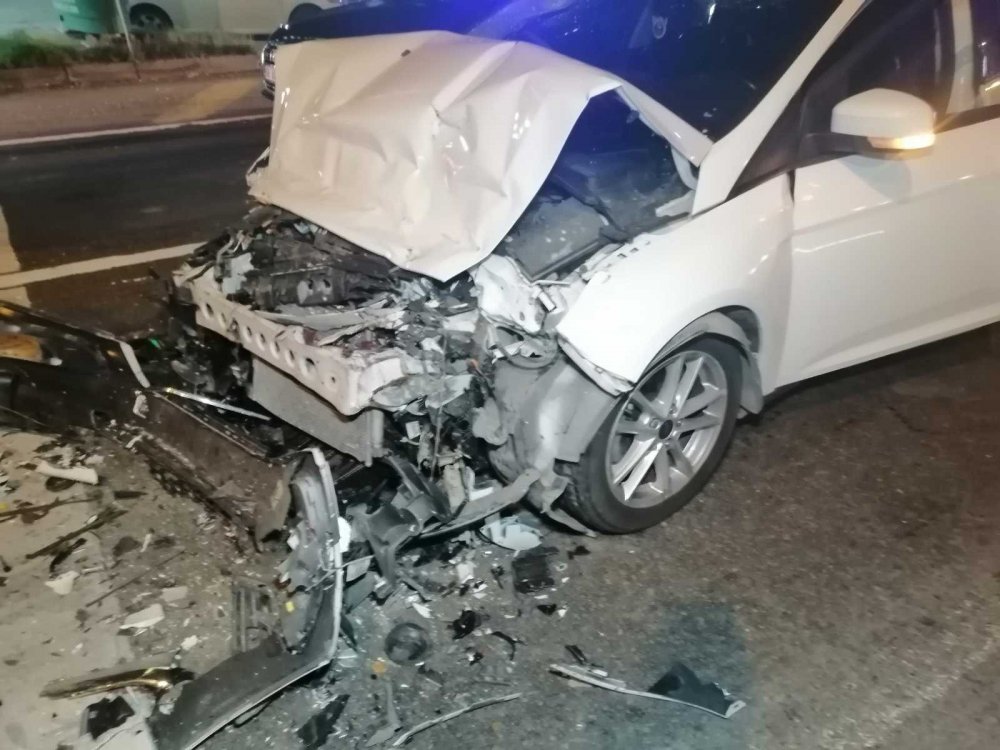 Alkollü sürücü Aksaray'da kırmızı ışıkta bekleyen tıra çarptı! 1 yaralı