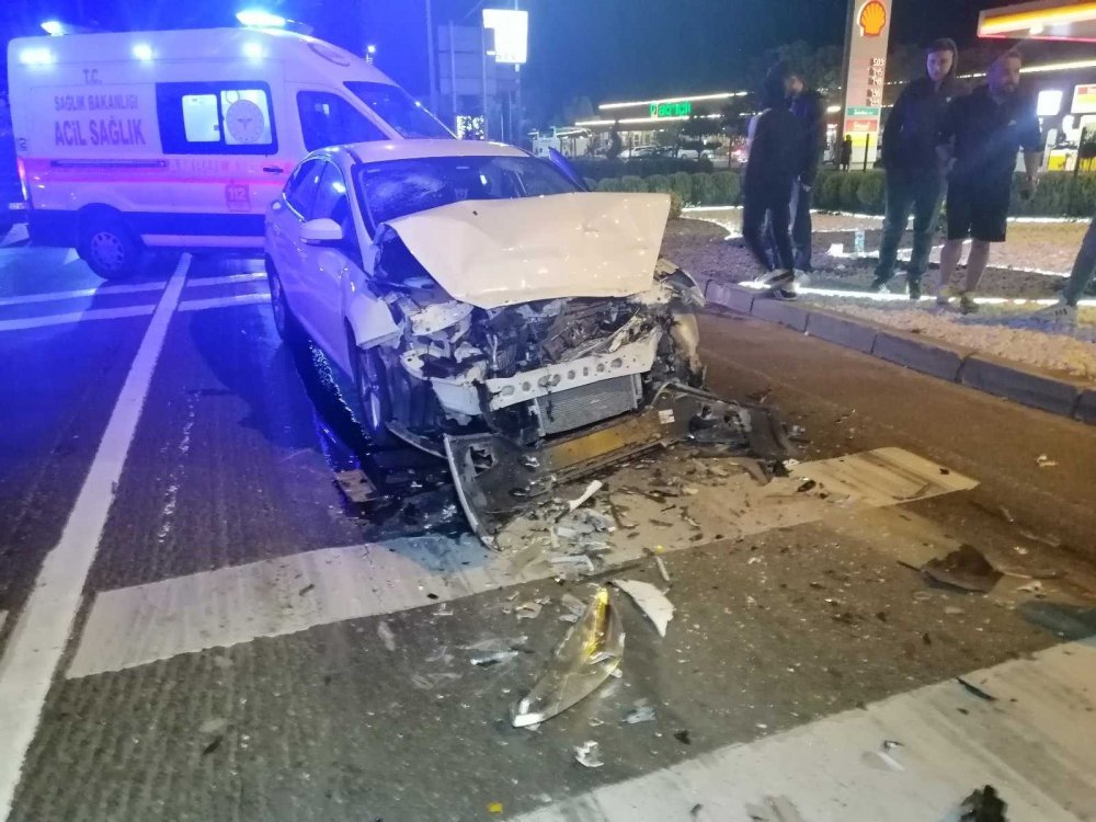 Alkollü sürücü Aksaray'da kırmızı ışıkta bekleyen tıra çarptı! 1 yaralı