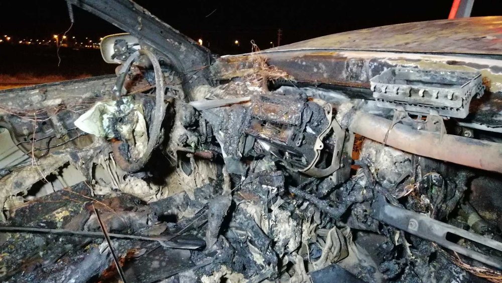 Defalarca patlayan otomobil alev topuna döndü!