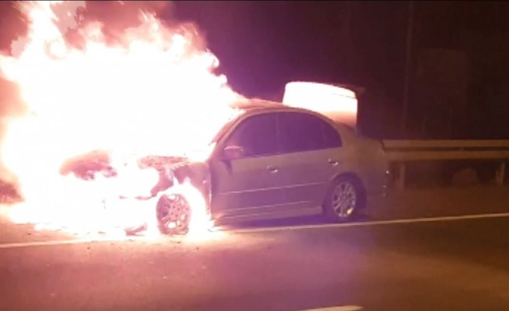 Defalarca patlayan otomobil alev topuna döndü!