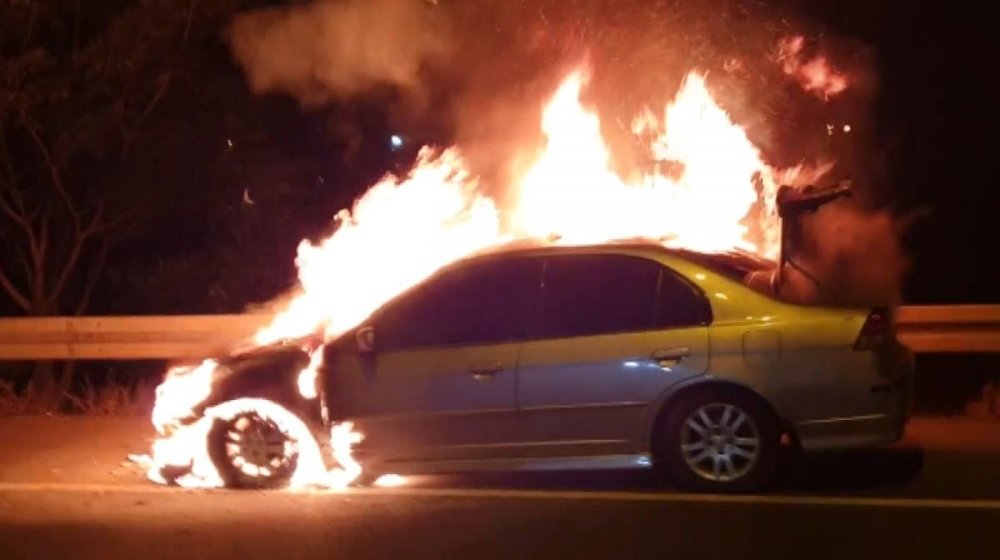 Defalarca patlayan otomobil alev topuna döndü!