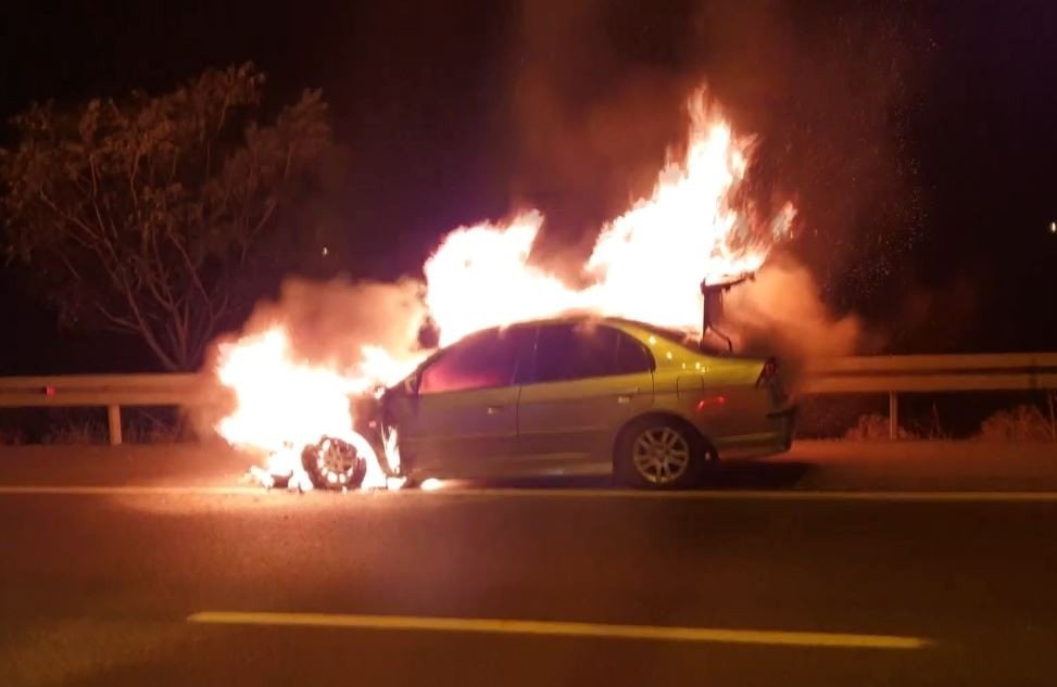 Defalarca patlayan otomobil alev topuna döndü!