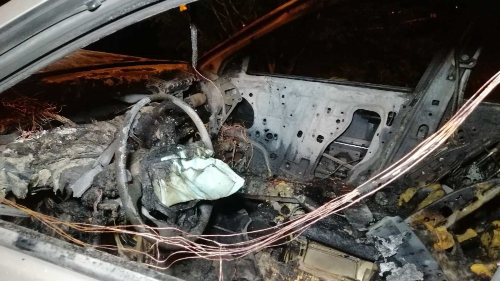 Defalarca patlayan otomobil alev topuna döndü!