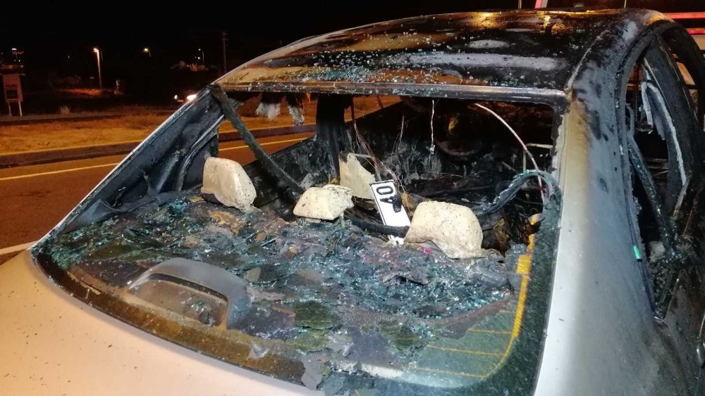 Defalarca patlayan otomobil alev topuna döndü!