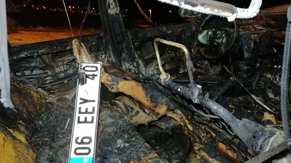 Defalarca patlayan otomobil alev topuna döndü!