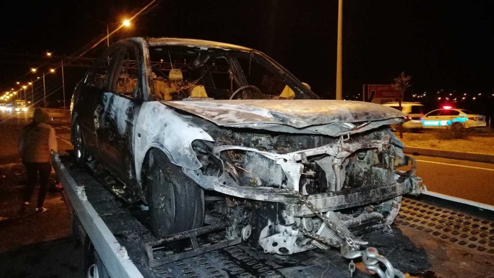 Defalarca patlayan otomobil alev topuna döndü!