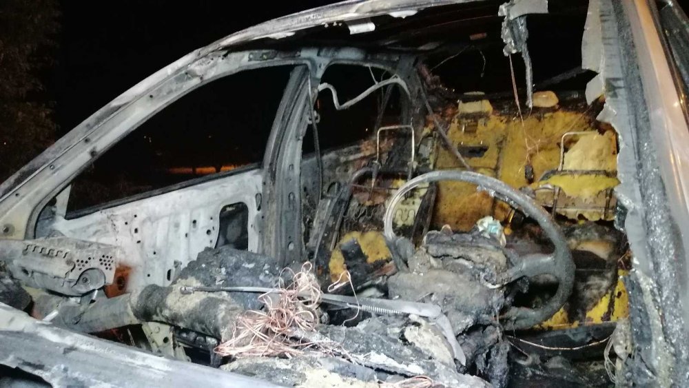 Defalarca patlayan otomobil alev topuna döndü!