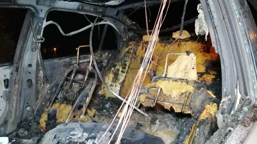 Defalarca patlayan otomobil alev topuna döndü!