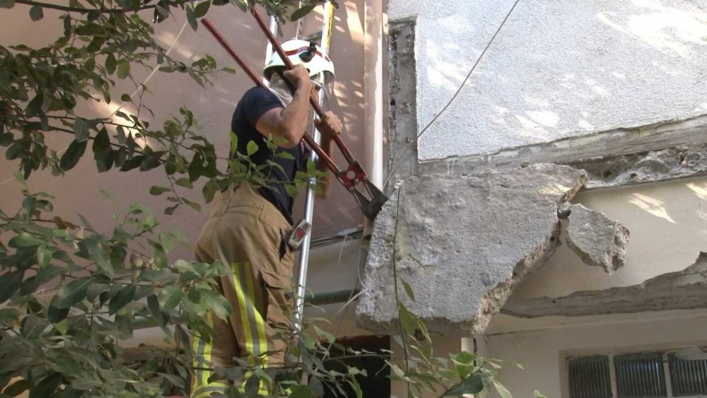 İstanbul'da 25 yıllık binanın balkonları çöktü! Mahalleli sokağa döküldü