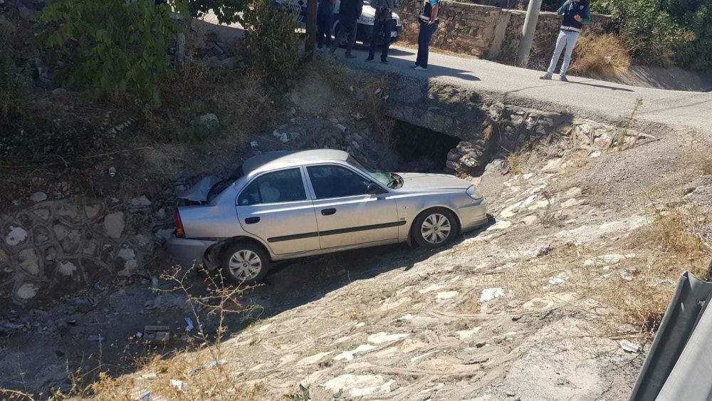 Tırın çarptığı otomobil sulama kanalına uçtu! 2 yaralı