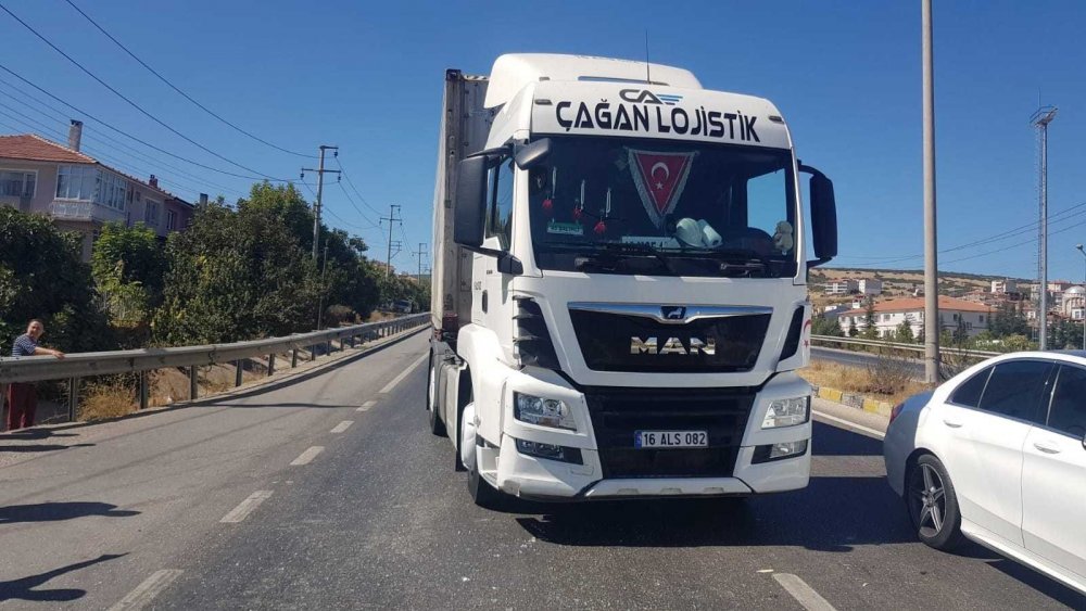 Tırın çarptığı otomobil sulama kanalına uçtu! 2 yaralı