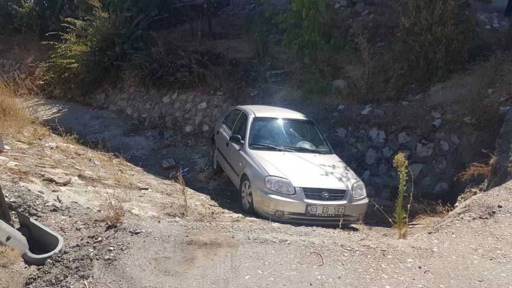 Tırın çarptığı otomobil sulama kanalına uçtu! 2 yaralı