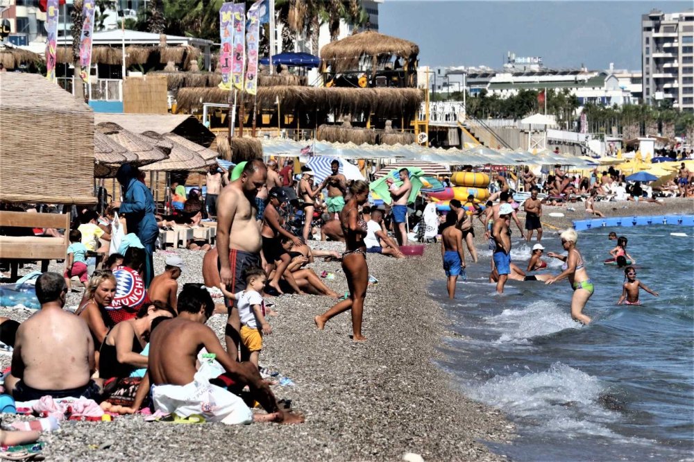 Türkiye 3 mevsimi birden yaşıyor! Doğu illerinde kar Antalya’da yaz! Gerisi son bahar