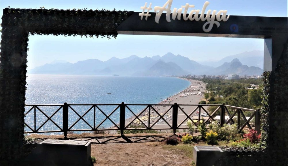 Türkiye 3 mevsimi birden yaşıyor! Doğu illerinde kar Antalya’da yaz! Gerisi son bahar