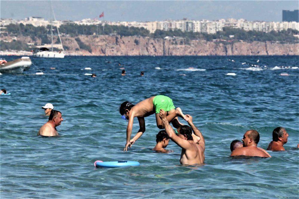 Türkiye 3 mevsimi birden yaşıyor! Doğu illerinde kar Antalya’da yaz! Gerisi son bahar