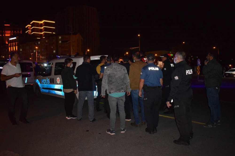 2 ayrı suçtan aranan şahıs polis merkezine gitmemek için ortalığı birbirine kattı! Biber gazı ile durduruldu