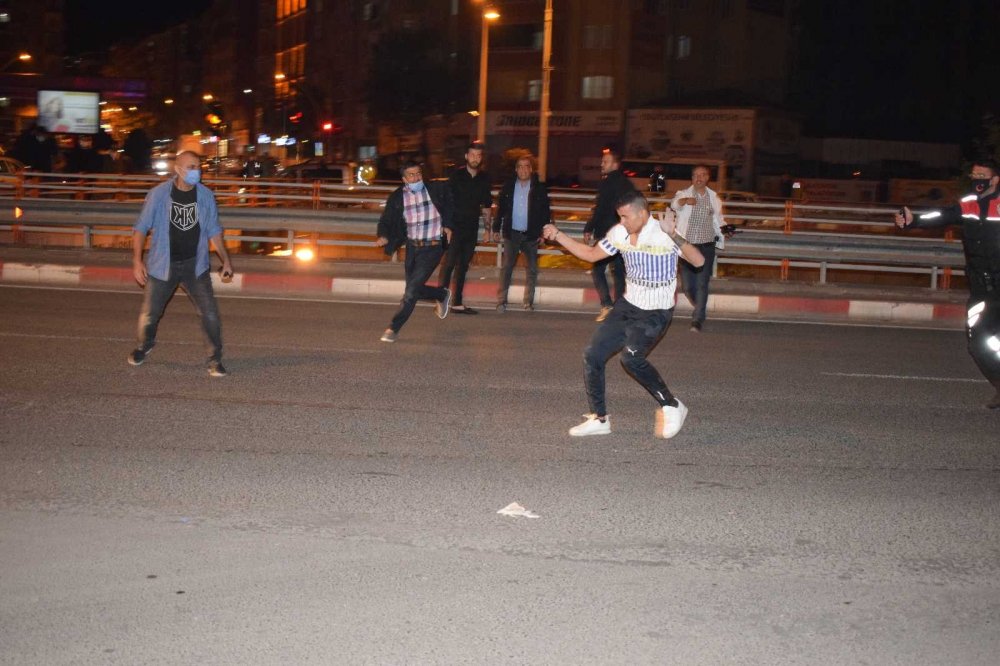 2 ayrı suçtan aranan şahıs polis merkezine gitmemek için ortalığı birbirine kattı! Biber gazı ile durduruldu