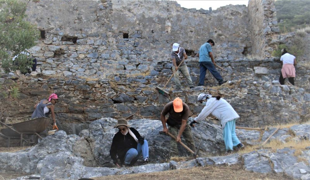 Antik kent Anemurium’da heyecanlandıran keşif! 2 bin yıllık 4 insan iskeleti bulundu