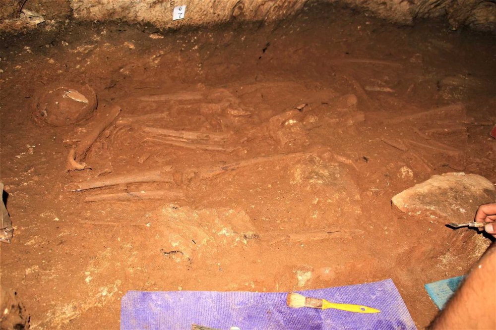 Antik kent Anemurium’da heyecanlandıran keşif! 2 bin yıllık 4 insan iskeleti bulundu