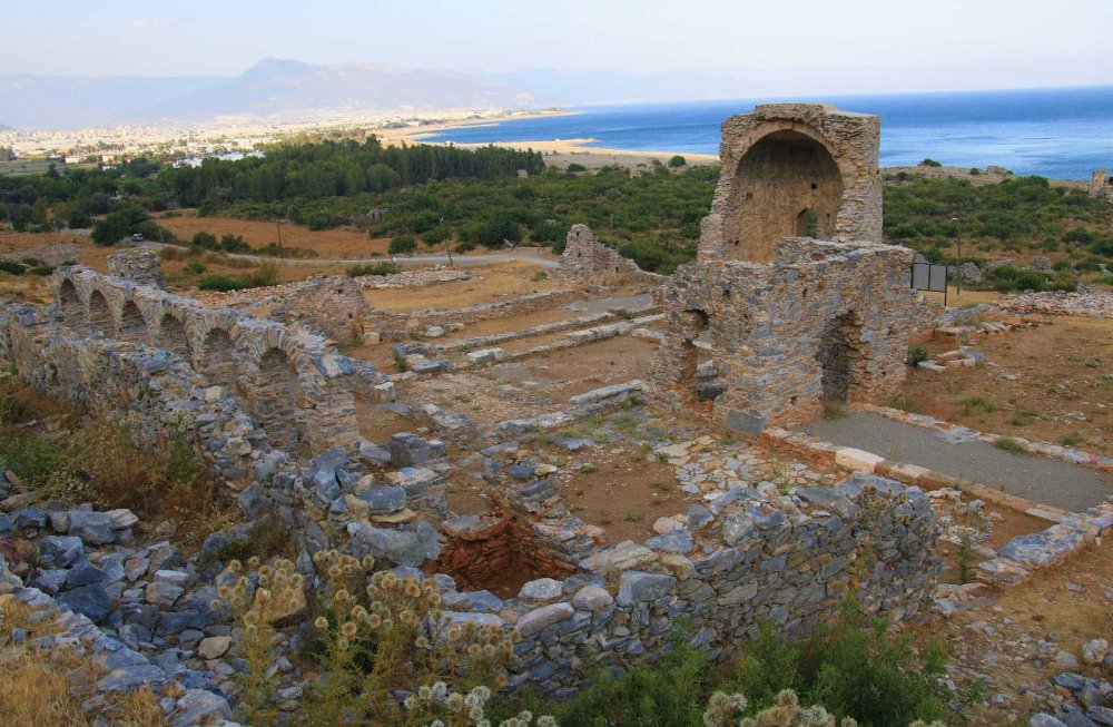 Antik kent Anemurium’da heyecanlandıran keşif! 2 bin yıllık 4 insan iskeleti bulundu