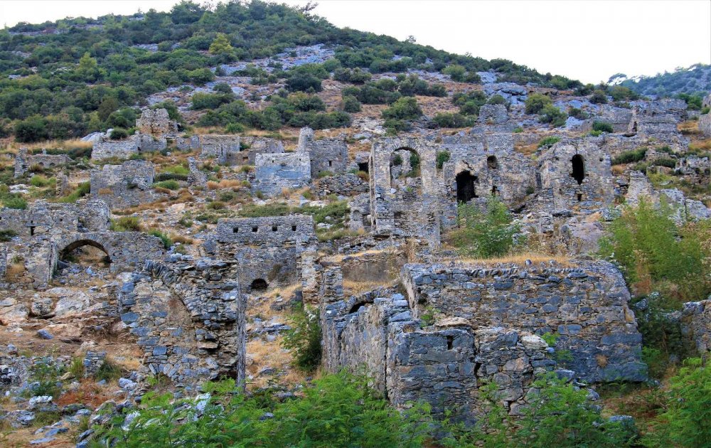 Antik kent Anemurium’da heyecanlandıran keşif! 2 bin yıllık 4 insan iskeleti bulundu