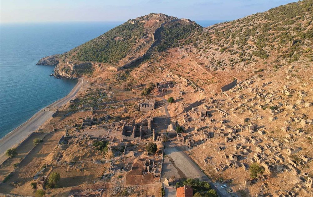 Antik kent Anemurium’da heyecanlandıran keşif! 2 bin yıllık 4 insan iskeleti bulundu