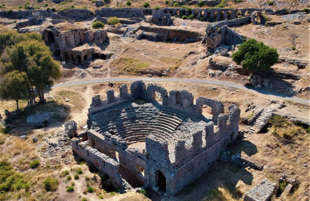 Antik kent Anemurium’da heyecanlandıran keşif! 2 bin yıllık 4 insan iskeleti bulundu